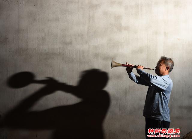 被称为“悲情乐器代表”的唢呐火遍年末，试问有什么能够盖过它？