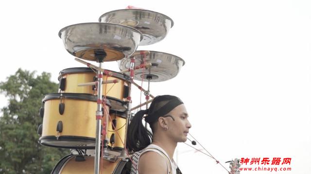 90后小伙儿用餐具自制乐器，被称“广东鼓神”，一人就是一乐队