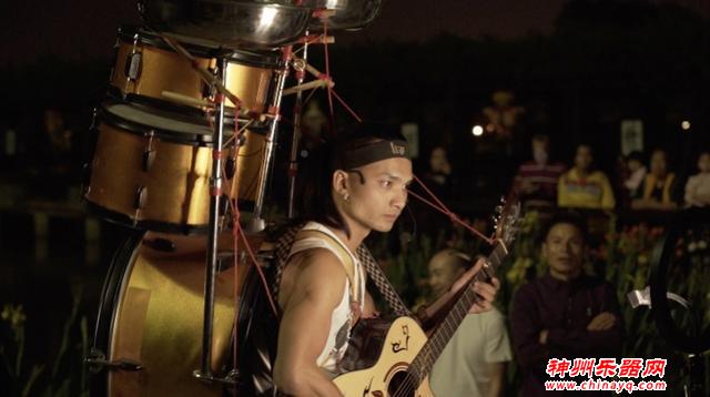 90后小伙儿用餐具自制乐器，被称“广东鼓神”，一人就是一乐队