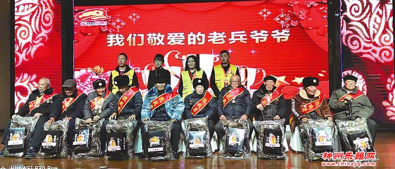 志愿者为抗战老兵送“温暖”