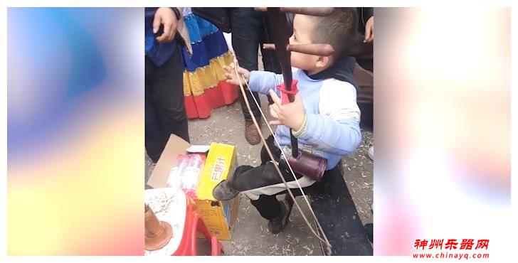 被爷爷带大的宝宝，拉起二胡来有模有样，众人纷纷点赞