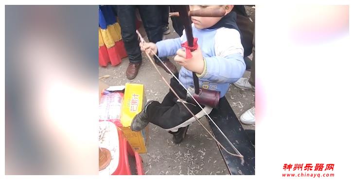 被爷爷带大的宝宝，拉起二胡来有模有样，众人纷纷点赞