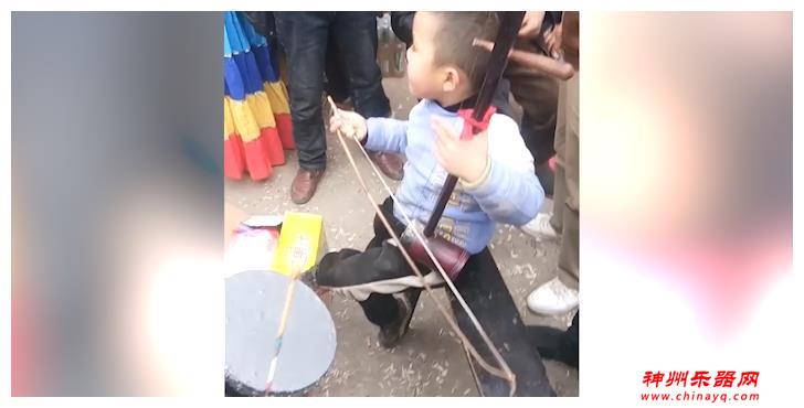 被爷爷带大的宝宝，拉起二胡来有模有样，众人纷纷点赞