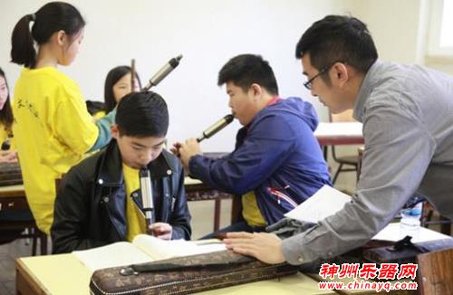 弘扬国风 民族乐器巴乌响彻中华文化大乐园里斯本营