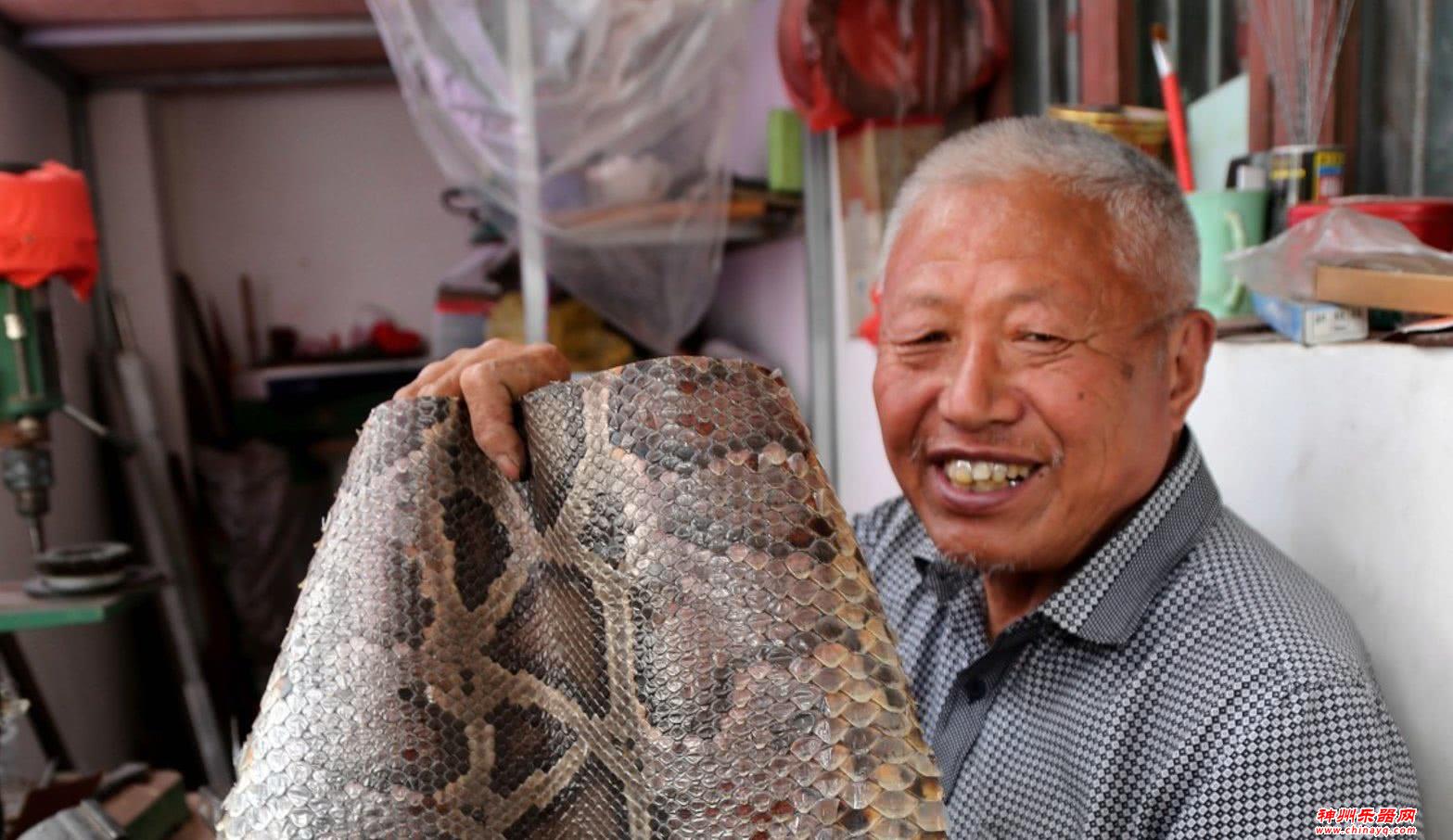 老人制作“巨无霸”二胡