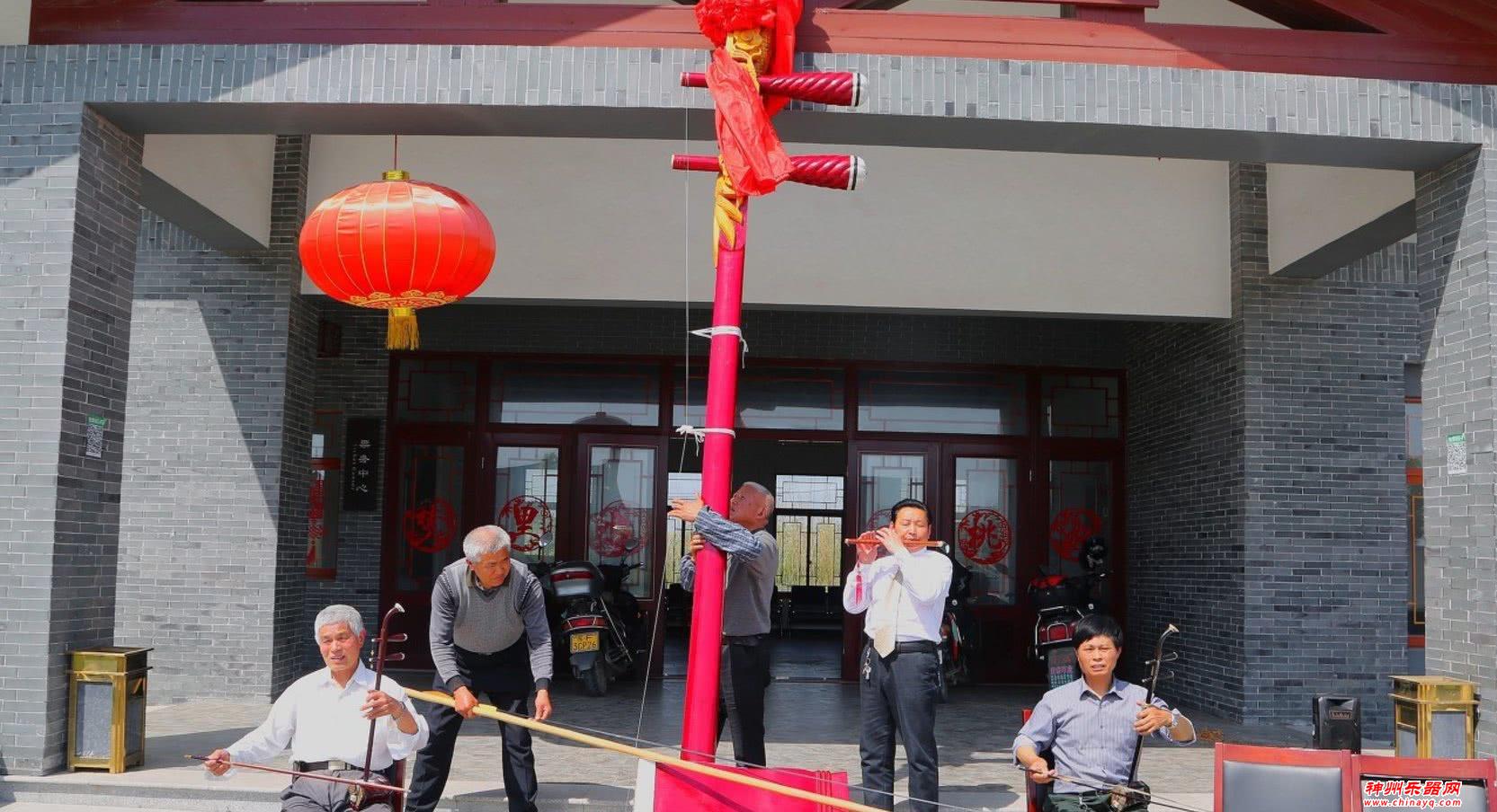 老人制作“巨无霸”二胡