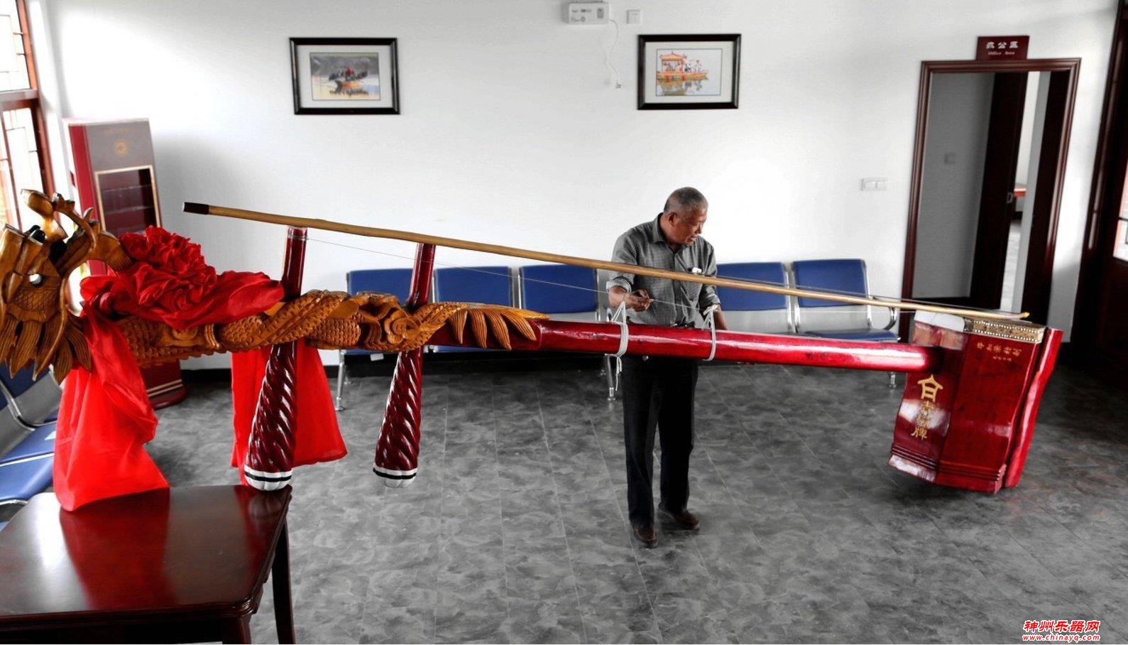 老人制作“巨无霸”二胡