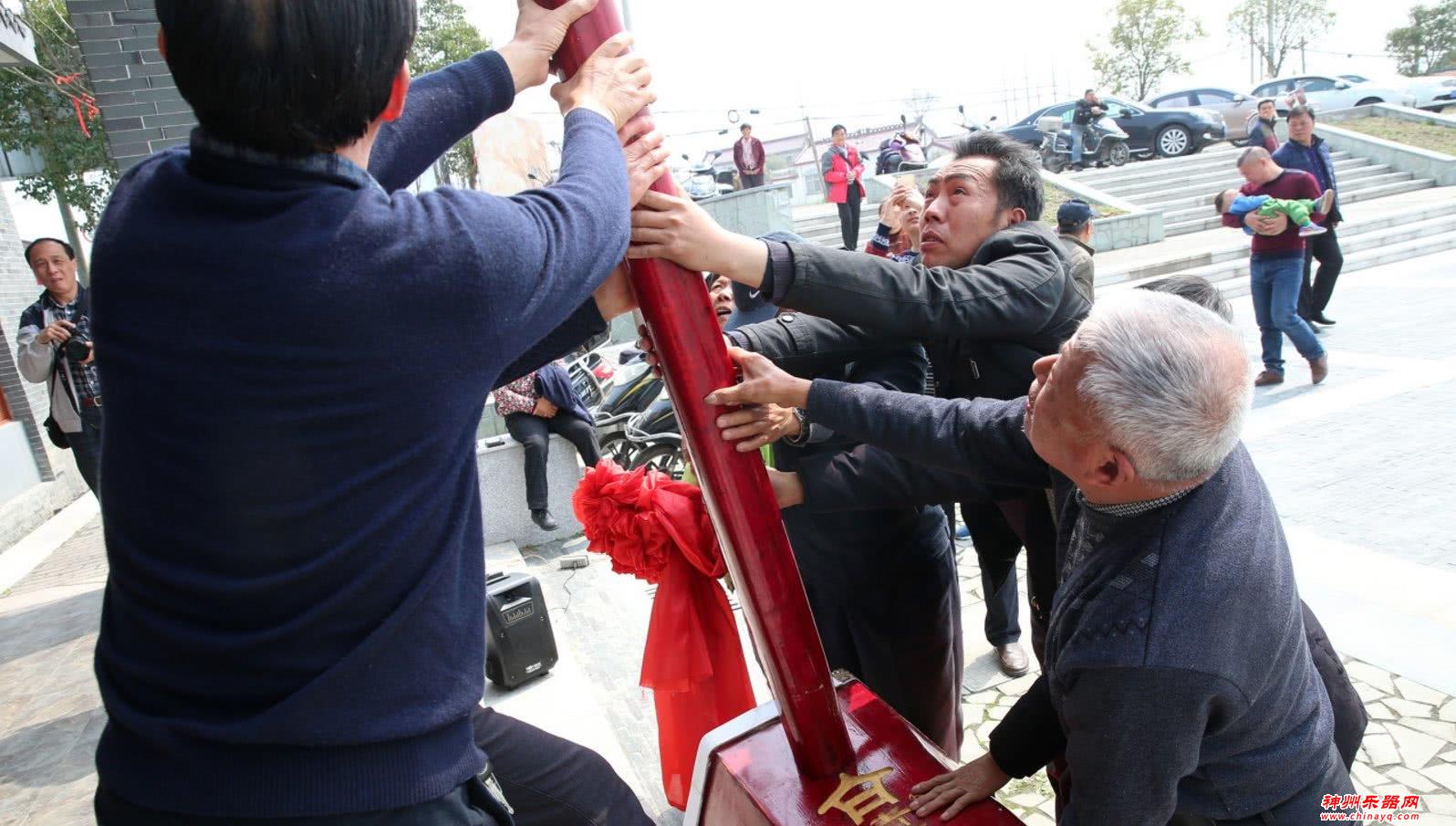 老人制作“巨无霸”二胡