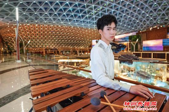 澳门演奏家乔峰安德鲁 音乐情牵《七子之歌》