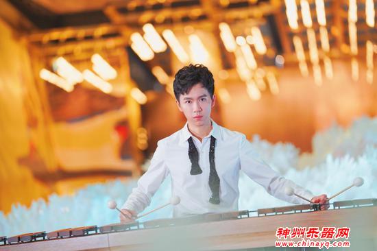 澳门演奏家乔峰安德鲁 音乐情牵《七子之歌》