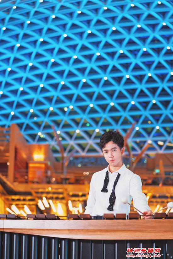 澳门演奏家乔峰安德鲁 音乐情牵《七子之歌》