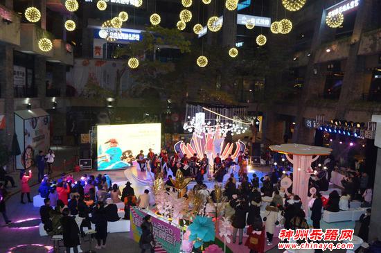 化龙桥街道举办新年音乐会 社区中外家庭共迎新年