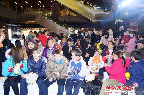 化龙桥街道举办新年音乐会 社区中外家庭共迎新年