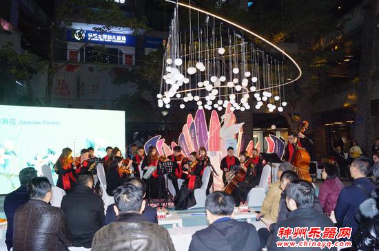 化龙桥街道举办新年音乐会 社区中外家庭共迎新年