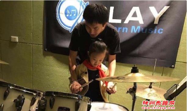 重庆盲人男孩钟情架子鼓 黑暗中实现人生逆袭