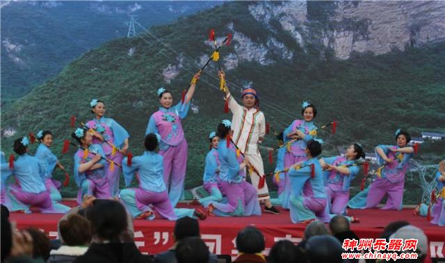 茅坪镇红色文艺社团送欢乐到基层