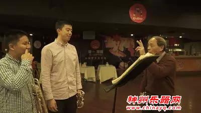 这位小号演奏家 用音乐为自闭症孩子打开心门