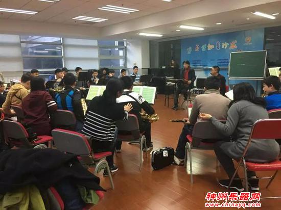 这位小号演奏家 用音乐为自闭症孩子打开心门