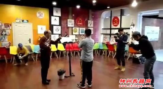 这位小号演奏家 用音乐为自闭症孩子打开心门