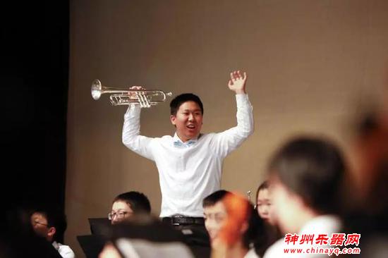 这位小号演奏家 用音乐为自闭症孩子打开心门