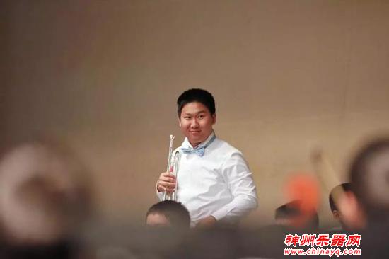 这位小号演奏家 用音乐为自闭症孩子打开心门