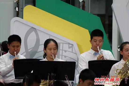 这位小号演奏家 用音乐为自闭症孩子打开心门