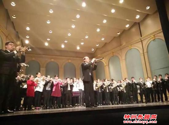 这位小号演奏家 用音乐为自闭症孩子打开心门