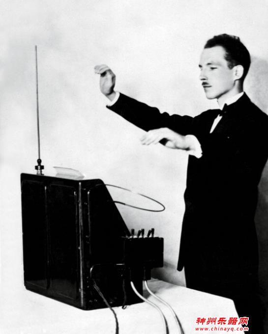 这个乐器竟然不用任何触碰就能发出声音！太神奇了！