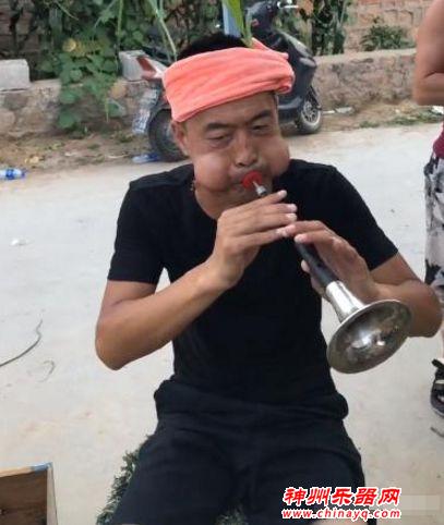 农村大叔吹了三十年的唢呐