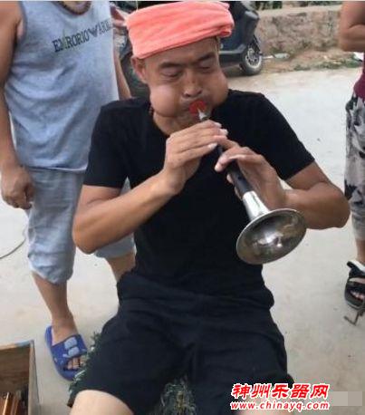 农村大叔吹了三十年的唢呐