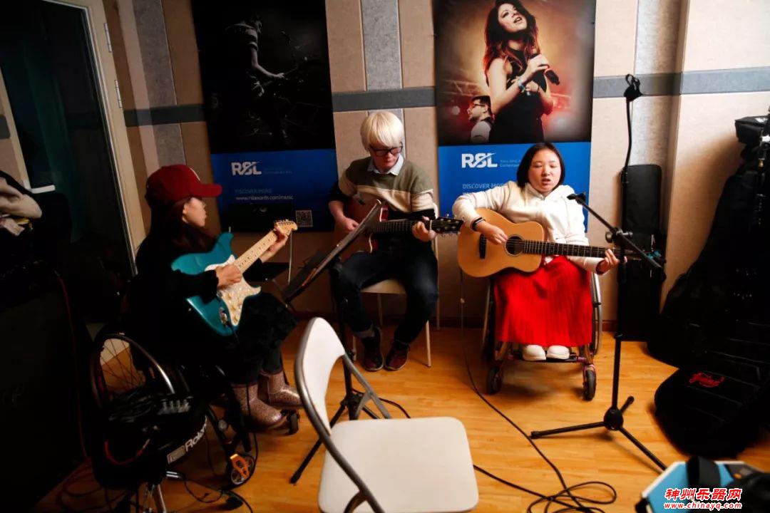 加入这支乐队“得有病”，患罕见病的年轻人用音乐做解药