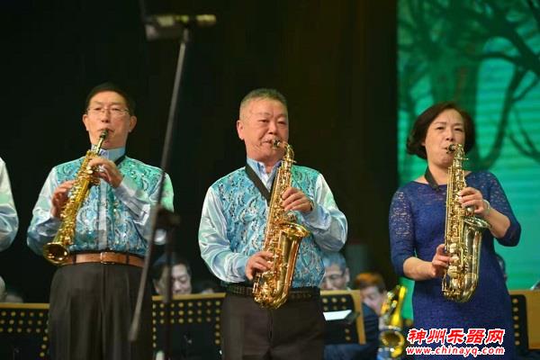 听萨克斯 看旗袍秀 体验不一样的“老年大学”