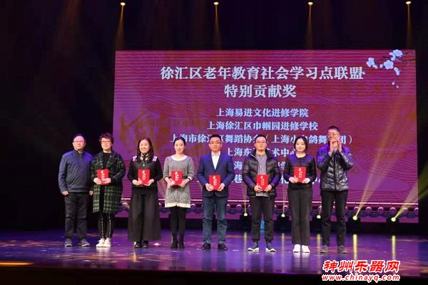 听萨克斯 看旗袍秀 体验不一样的“老年大学”