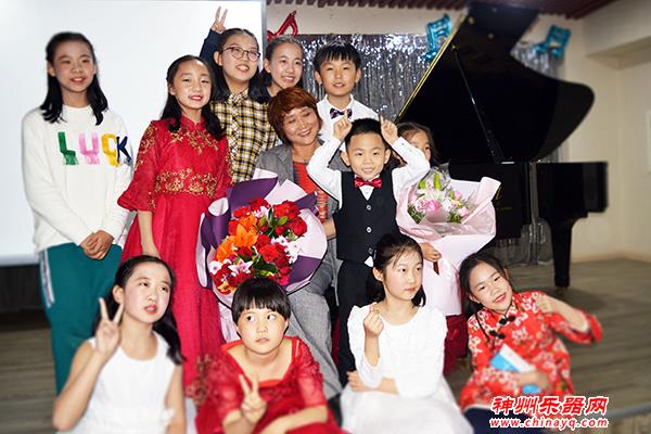 走进钢琴世界 奏响春天童话 秦川艺校吕红英老师之亲子音乐会盛大举行