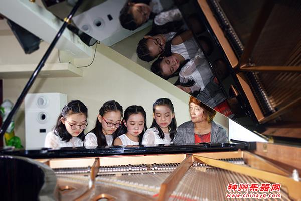走进钢琴世界 奏响春天童话 秦川艺校吕红英老师之亲子音乐会盛大举行