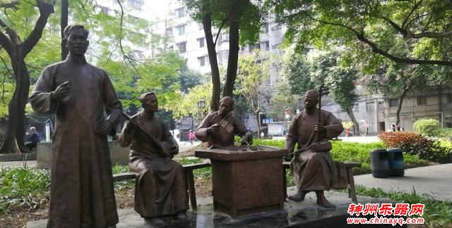 广东佛山地铁旁的公园，有一个粤剧“私伙局”