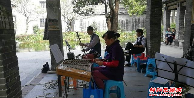 广东佛山地铁旁的公园，有一个粤剧“私伙局”
