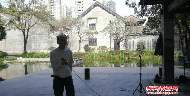 广东佛山地铁旁的公园，有一个粤剧“私伙局”