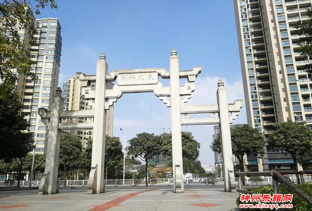 广东佛山地铁旁的公园，有一个粤剧“私伙局”