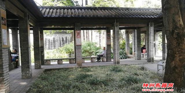 广东佛山地铁旁的公园，有一个粤剧“私伙局”