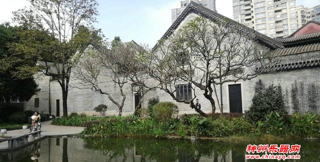 广东佛山地铁旁的公园，有一个粤剧“私伙局”