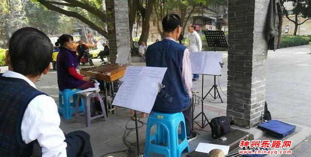 广东佛山地铁旁的公园，有一个粤剧“私伙局”