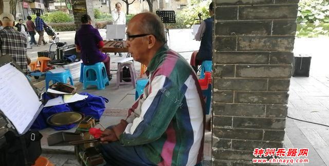 广东佛山地铁旁的公园，有一个粤剧“私伙局”