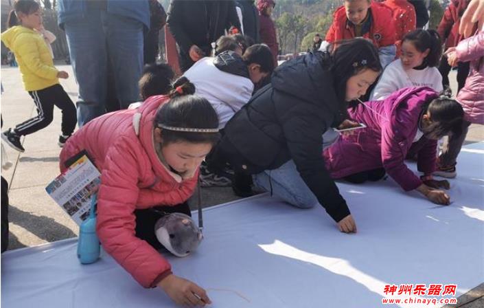 孩子们各展“身手”迎新春