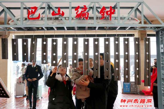 钢轨制作编钟亮相西安火车站 铁路职工奏乐曲送祝福