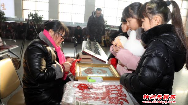 聊城火车站开展温暖回家路民间文化进车站活动