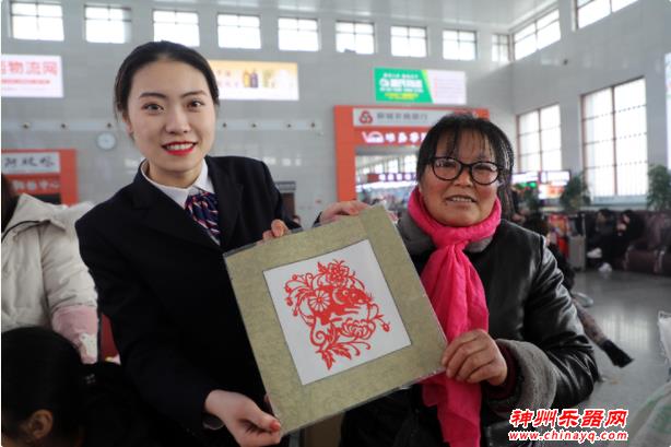 聊城火车站开展温暖回家路民间文化进车站活动