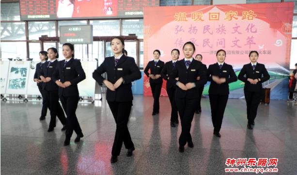 聊城火车站开展温暖回家路民间文化进车站活动