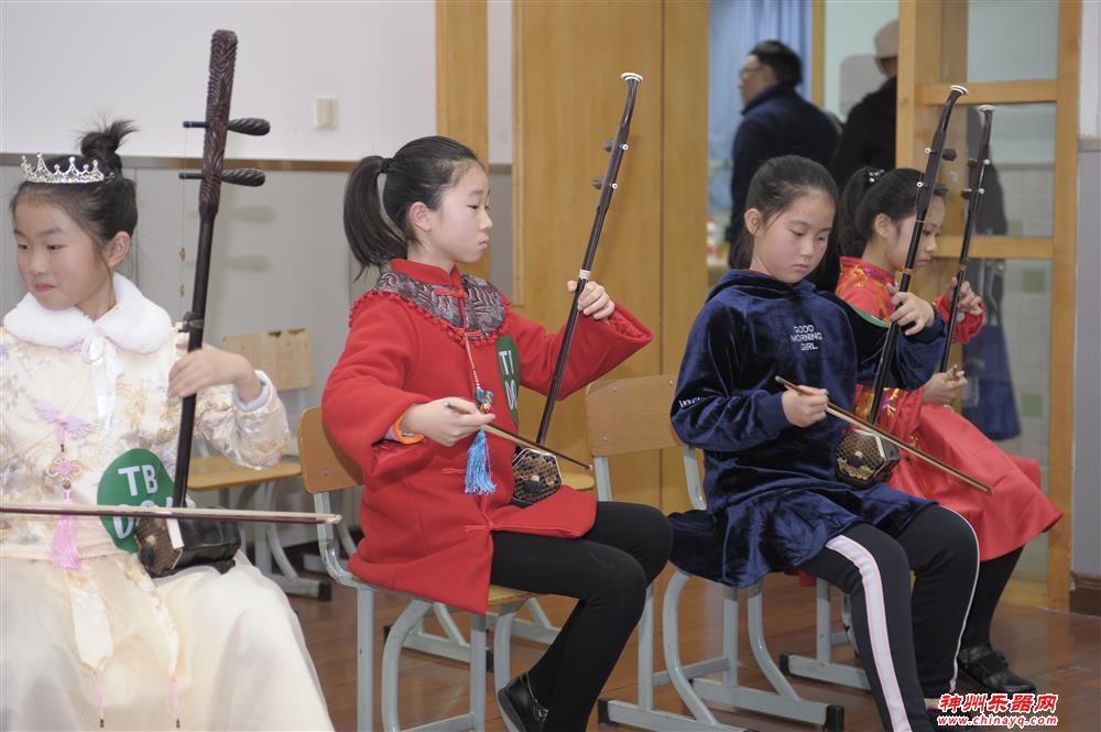 学西洋乐器的看不起学民乐的？不为考级，他们是发光的二胡少年