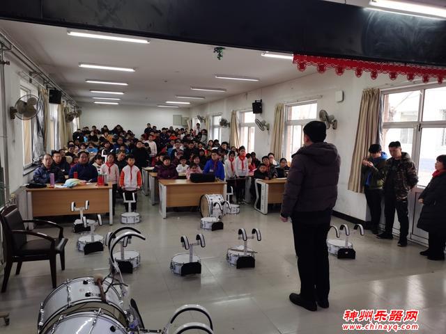 小学举行鼓号队展示活动